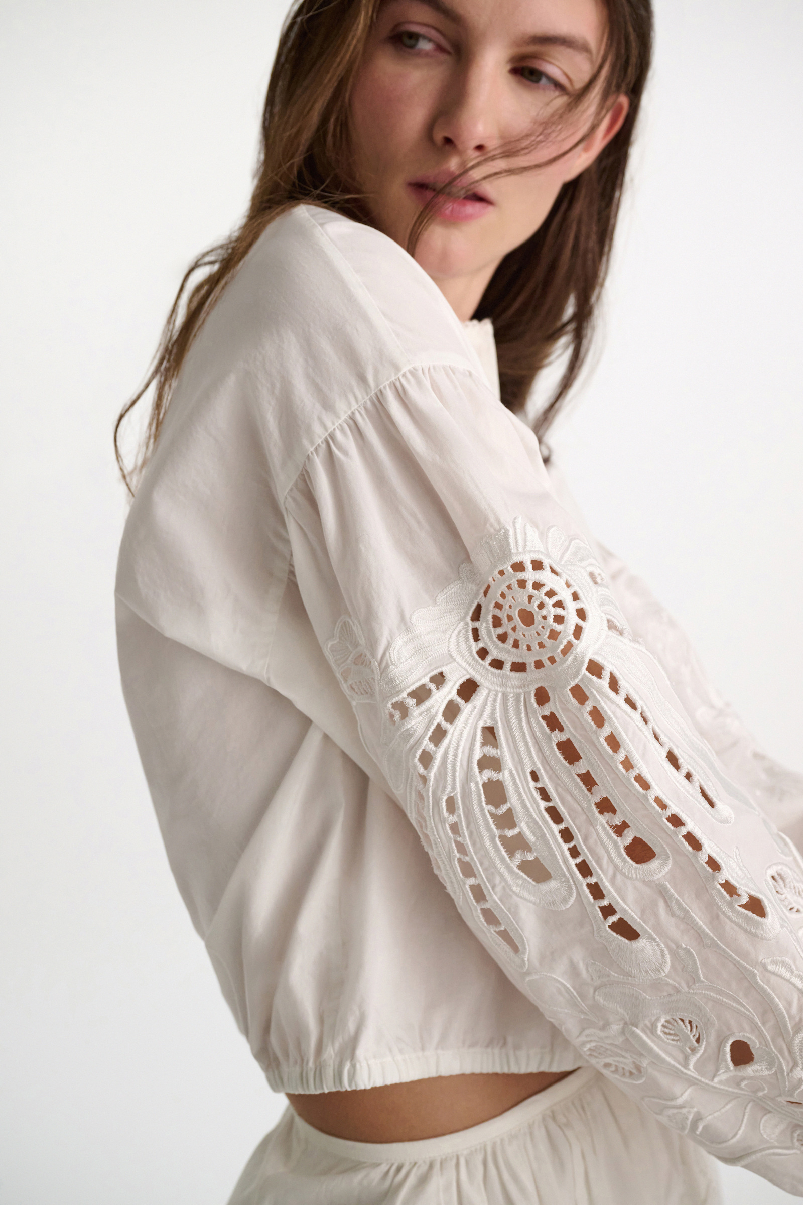 Dorothee Schumacher Bluse mit Broderie-Anglais-Stickerei aus Baumwolle pure white