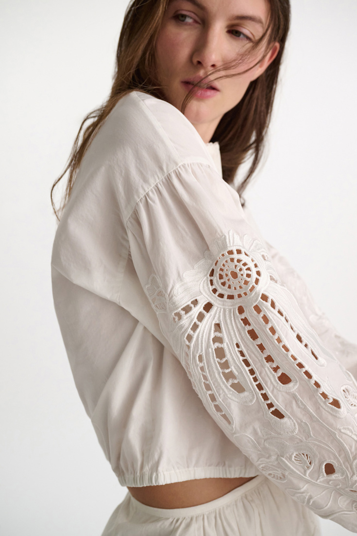 Dorothee Schumacher Bluse mit Broderie-Anglais-Stickerei aus Baumwolle pure white