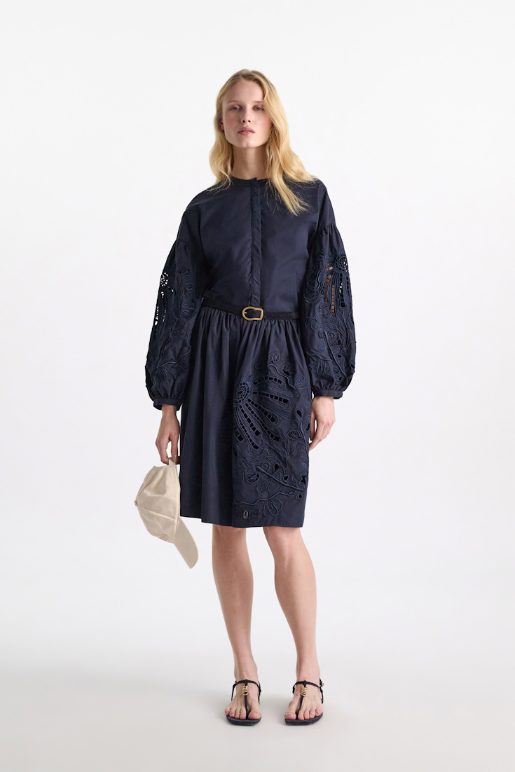Dorothee Schumacher Bluse mit Broderie-Anglais-Stickerei aus Baumwolle dark navy