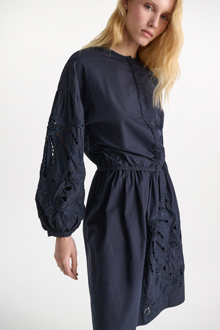 Dorothee Schumacher Bluse mit Broderie-Anglais-Stickerei aus Baumwolle dark navy