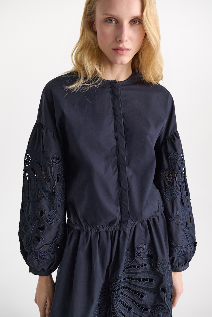 Dorothee Schumacher Bluse mit Broderie-Anglais-Stickerei aus Baumwolle dark navy