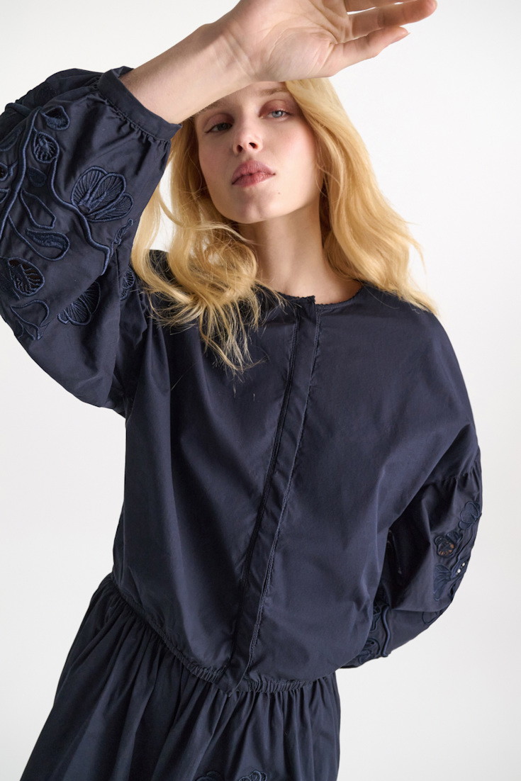 Dorothee Schumacher Bluse mit Broderie-Anglais-Stickerei aus Baumwolle dark navy