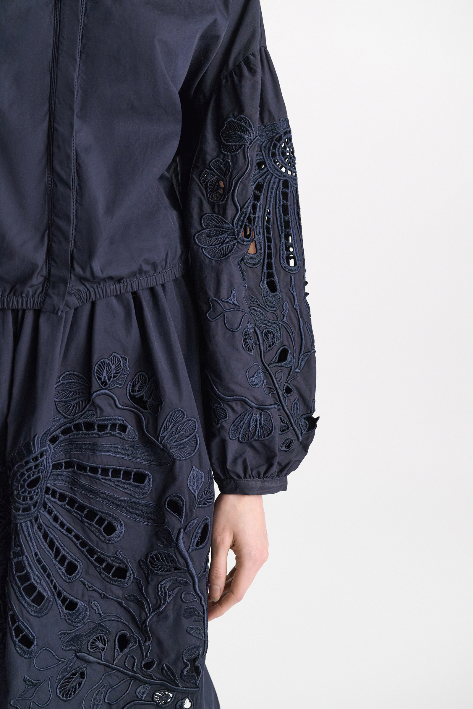 Dorothee Schumacher Bluse mit Broderie-Anglais-Stickerei aus Baumwolle dark navy