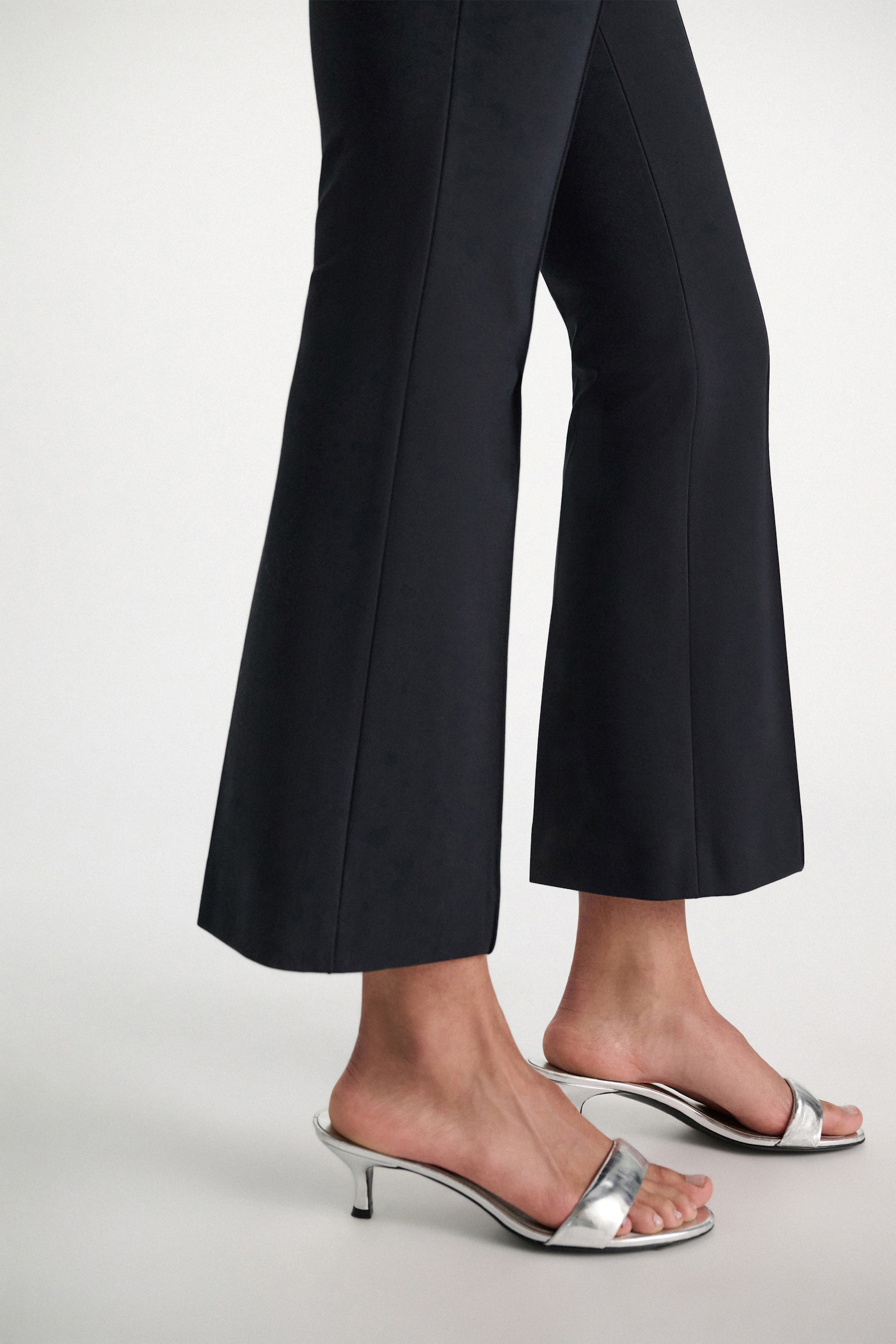 Dorothee Schumacher Cropped Pants mit ausgestelltem Bein aus Punto Milano dark navy