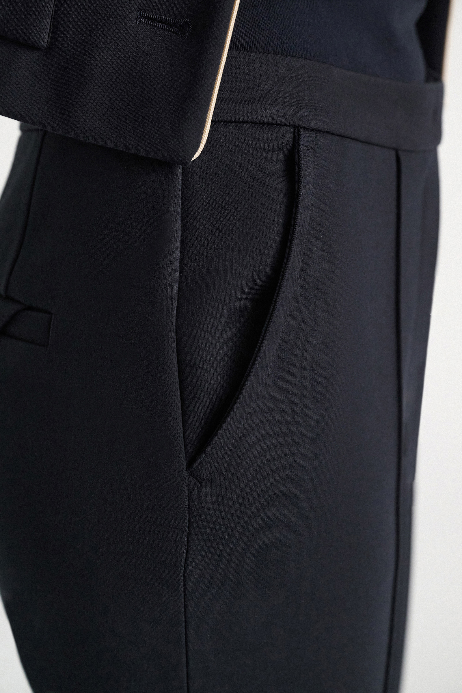Dorothee Schumacher Cropped Pants mit ausgestelltem Bein aus Punto Milano dark navy