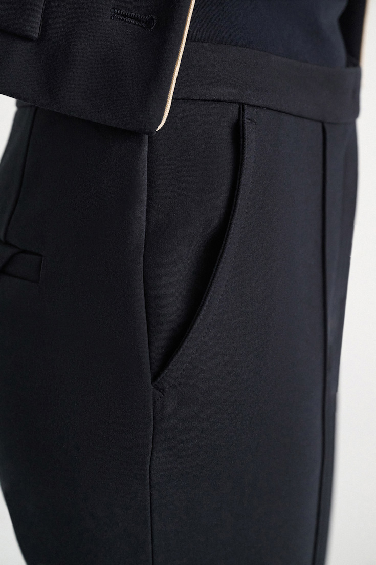 Dorothee Schumacher Cropped Pants mit ausgestelltem Bein aus Punto Milano dark navy