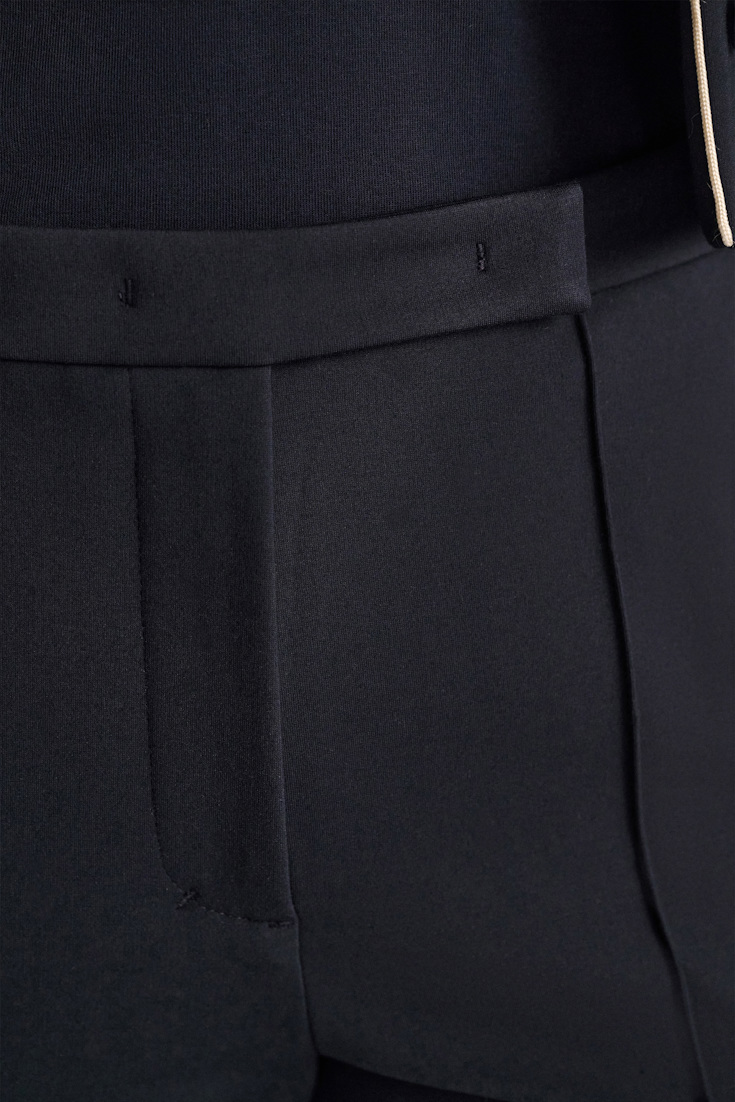 Dorothee Schumacher Cropped Pants mit ausgestelltem Bein aus Punto Milano dark navy