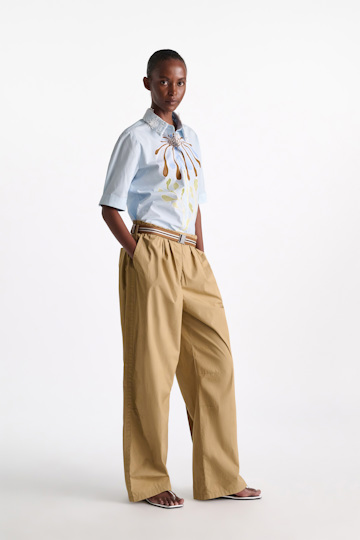 Dorothee Schumacher Pleated pants in garment washed cotton poplin desert