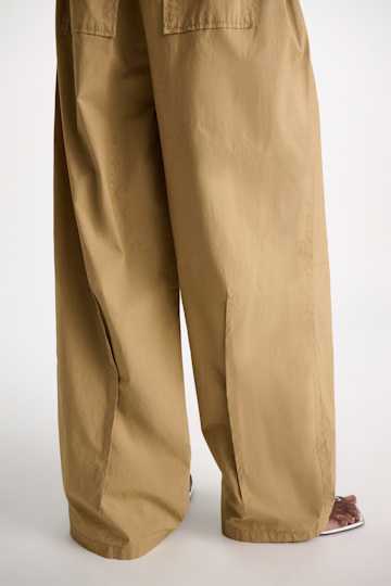 Dorothee Schumacher Pleated pants in garment washed cotton poplin desert