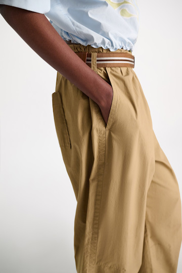 Dorothee Schumacher Pleated pants in garment washed cotton poplin desert