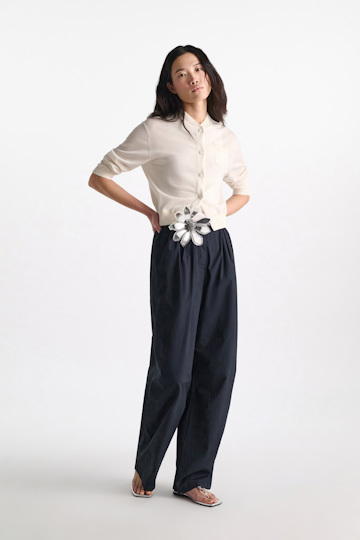 Dorothee Schumacher Pleated pants in garment washed cotton poplin dark navy