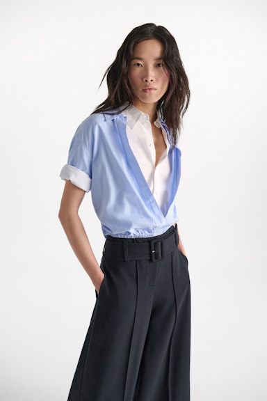 Dorothee Schumacher Zweilagige, kurz geschnittene Blousonbluse oxford blue