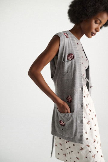 Dorothee Schumacher Besticktes Gilet mit V-Ausschnitt aus Merino und Kaschmir grey blooming bordeaux