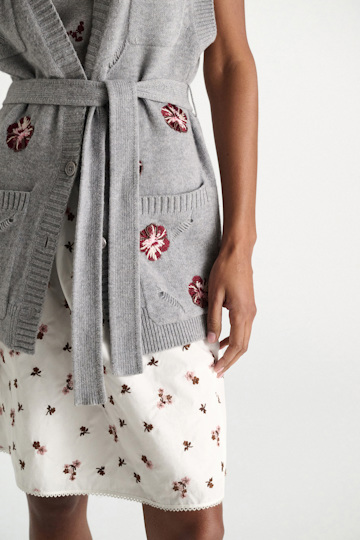Dorothee Schumacher Besticktes Gilet mit V-Ausschnitt aus Merino und Kaschmir grey blooming bordeaux