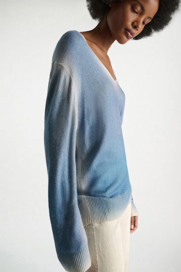 Dorothee Schumacher Pullover mit Poppy-Motiv auf dem Rücken aus Merino und Kaschmir poppy blue