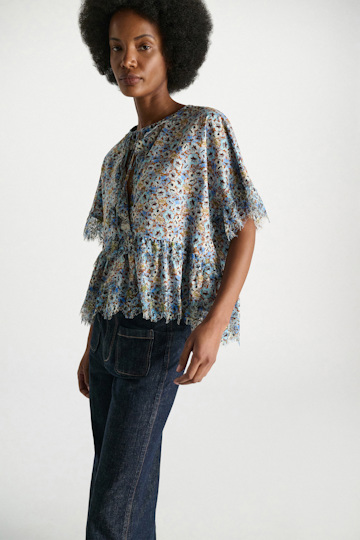 Dorothee Schumacher Boxy Top mit Spizendetails im Signature Print aus Baumwolle mini boho flower blue
