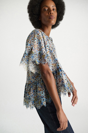 Dorothee Schumacher Boxy Top mit Spizendetails im Signature Print aus Baumwolle mini boho flower blue