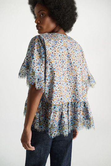 Dorothee Schumacher Boxy Top mit Spizendetails im Signature Print aus Baumwolle mini boho flower blue