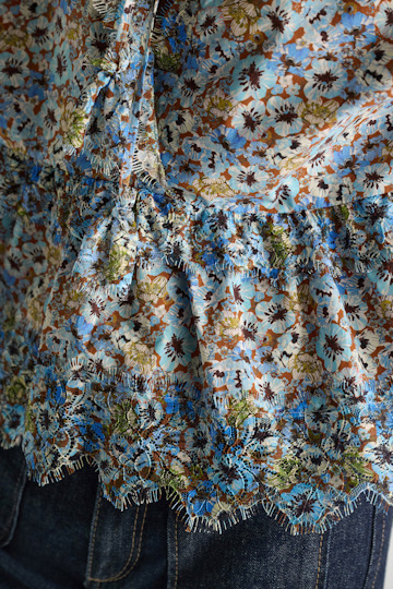 Dorothee Schumacher Boxy Top mit Spizendetails im Signature Print aus Baumwolle mini boho flower blue