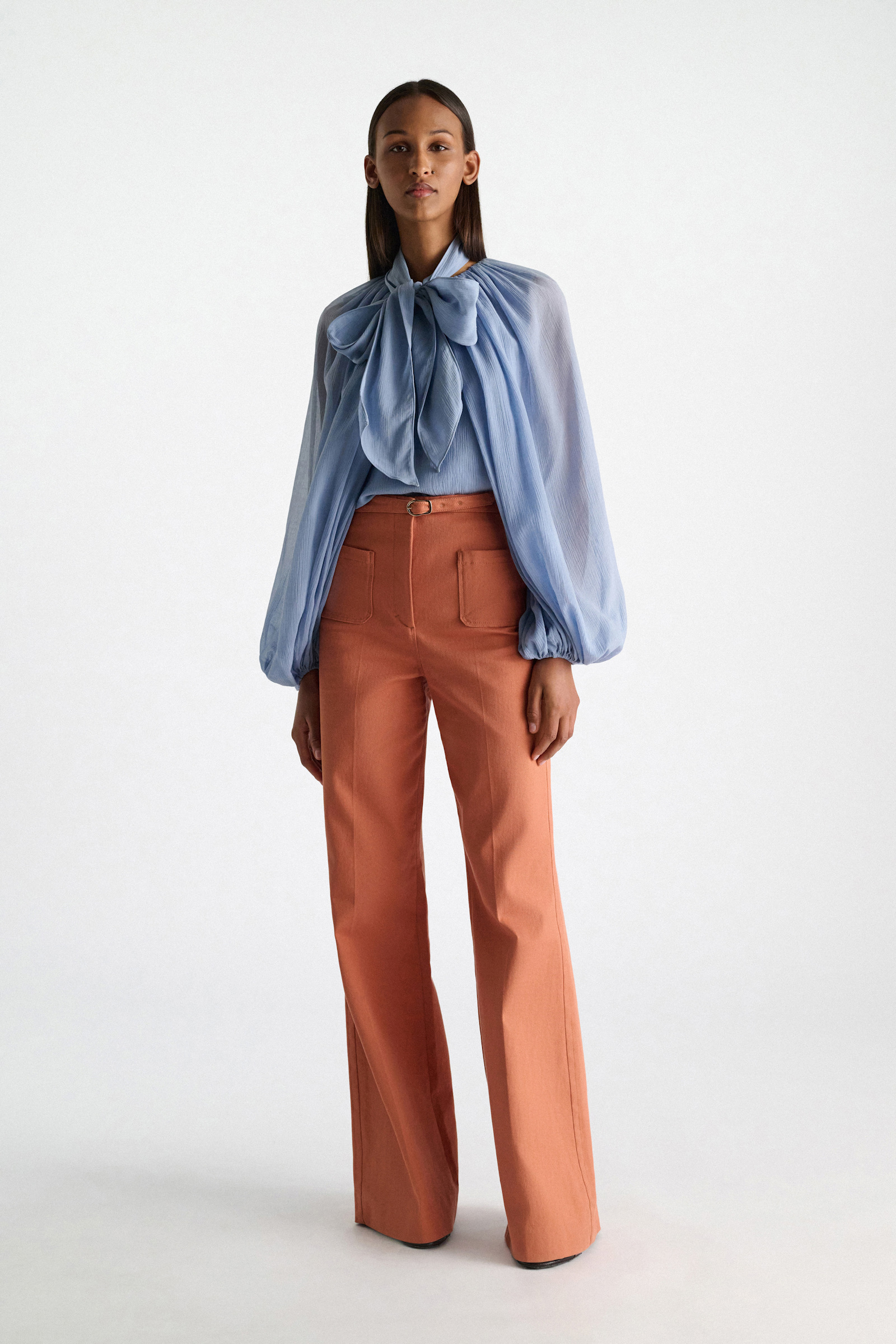 Dorothee Schumacher Set aus Bluse und Schal aus crinkled Baumwoll-Seiden-Georgette mineral blue