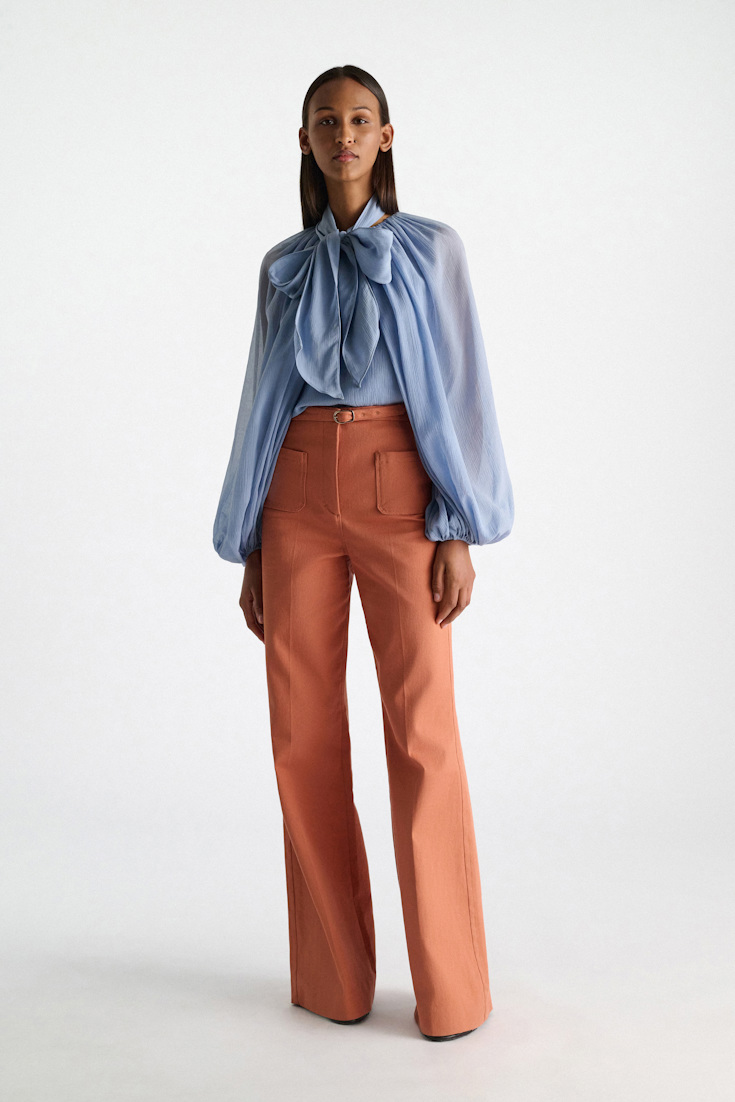 Dorothee Schumacher Set aus Bluse und Schal aus crinkled Baumwoll-Seiden-Georgette mineral blue