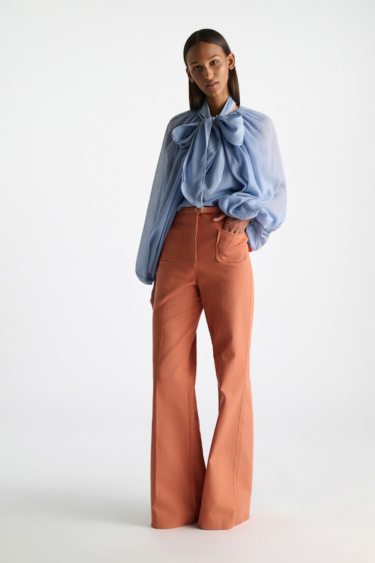 Dorothee Schumacher Set aus Bluse und Schal aus crinkled Baumwoll-Seiden-Georgette mineral blue