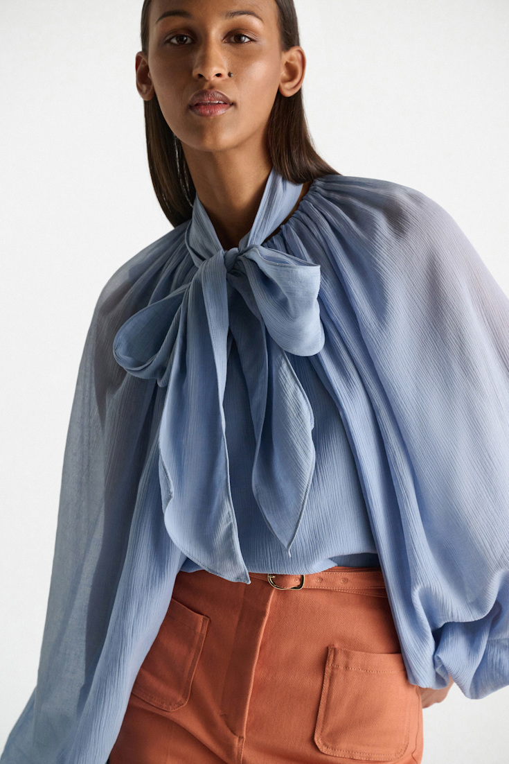 Dorothee Schumacher Set aus Bluse und Schal aus crinkled Baumwoll-Seiden-Georgette mineral blue
