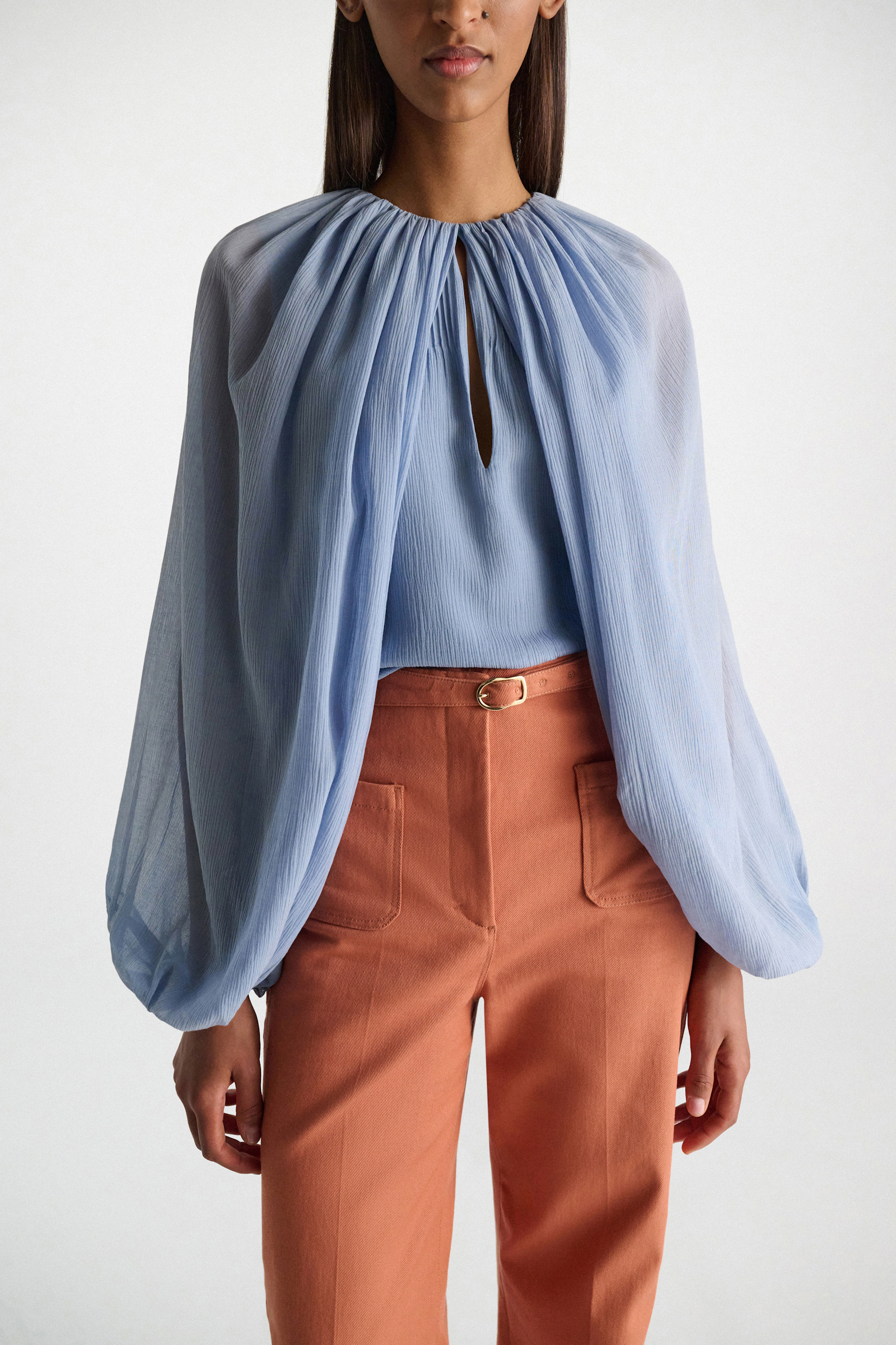 Dorothee Schumacher Set aus Bluse und Schal aus crinkled Baumwoll-Seiden-Georgette mineral blue