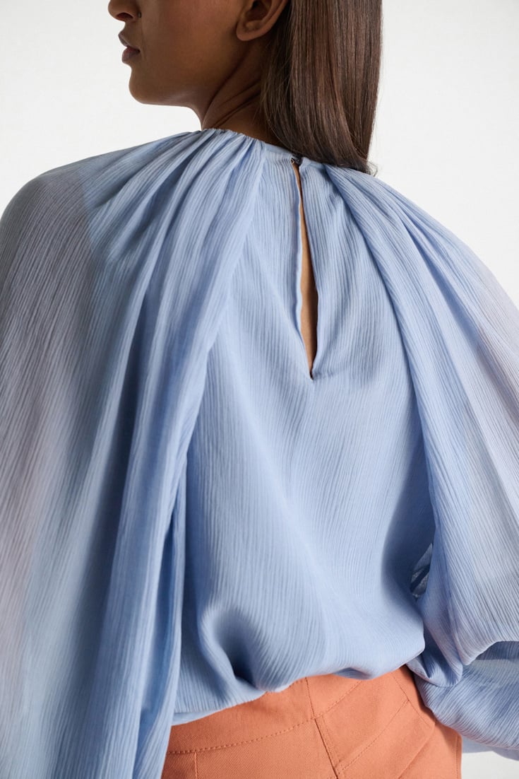 Dorothee Schumacher Set aus Bluse und Schal aus crinkled Baumwoll-Seiden-Georgette mineral blue