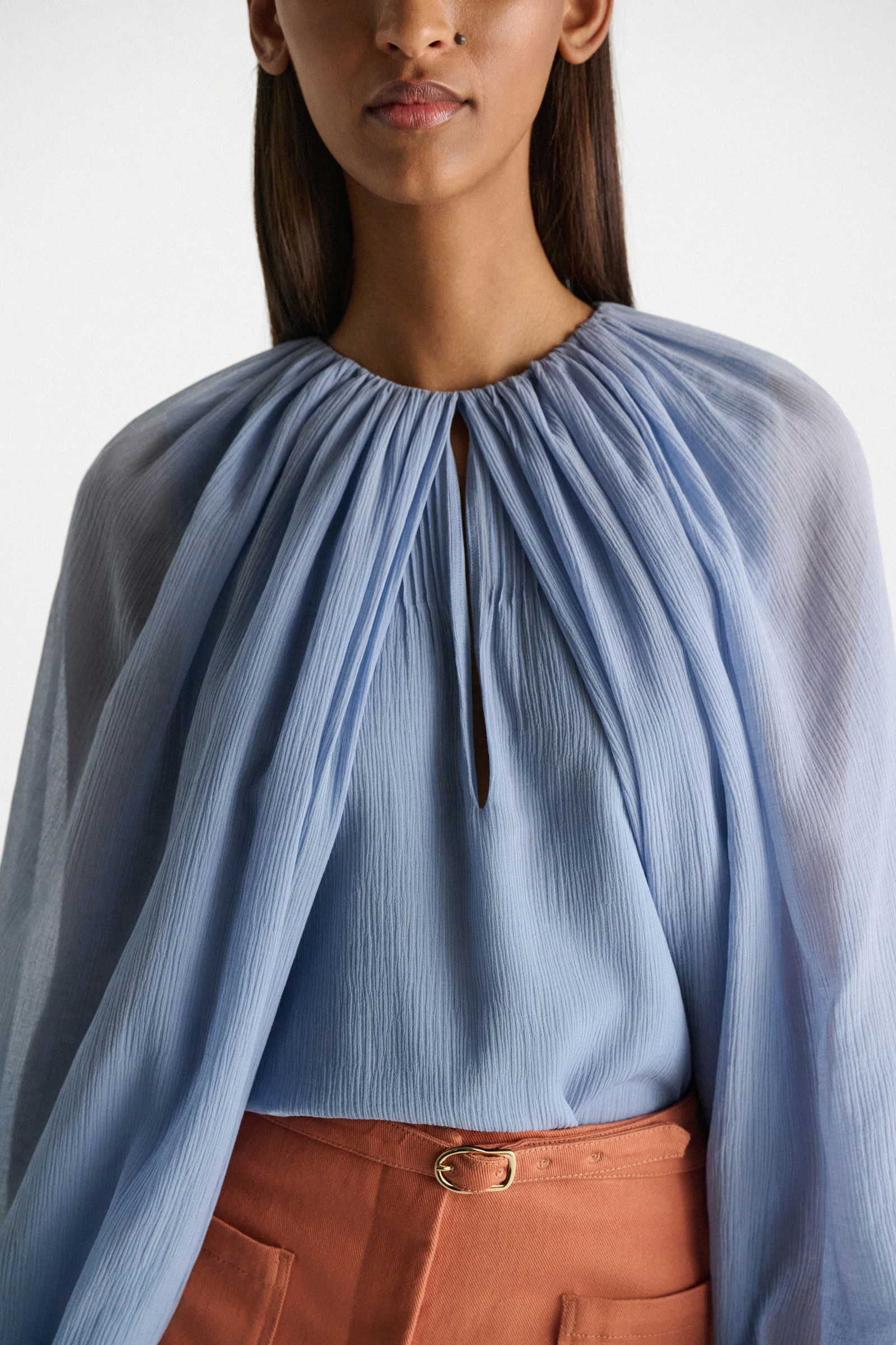 Dorothee Schumacher Set aus Bluse und Schal aus crinkled Baumwoll-Seiden-Georgette mineral blue