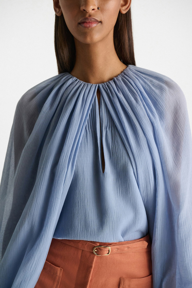 Dorothee Schumacher Set aus Bluse und Schal aus crinkled Baumwoll-Seiden-Georgette mineral blue