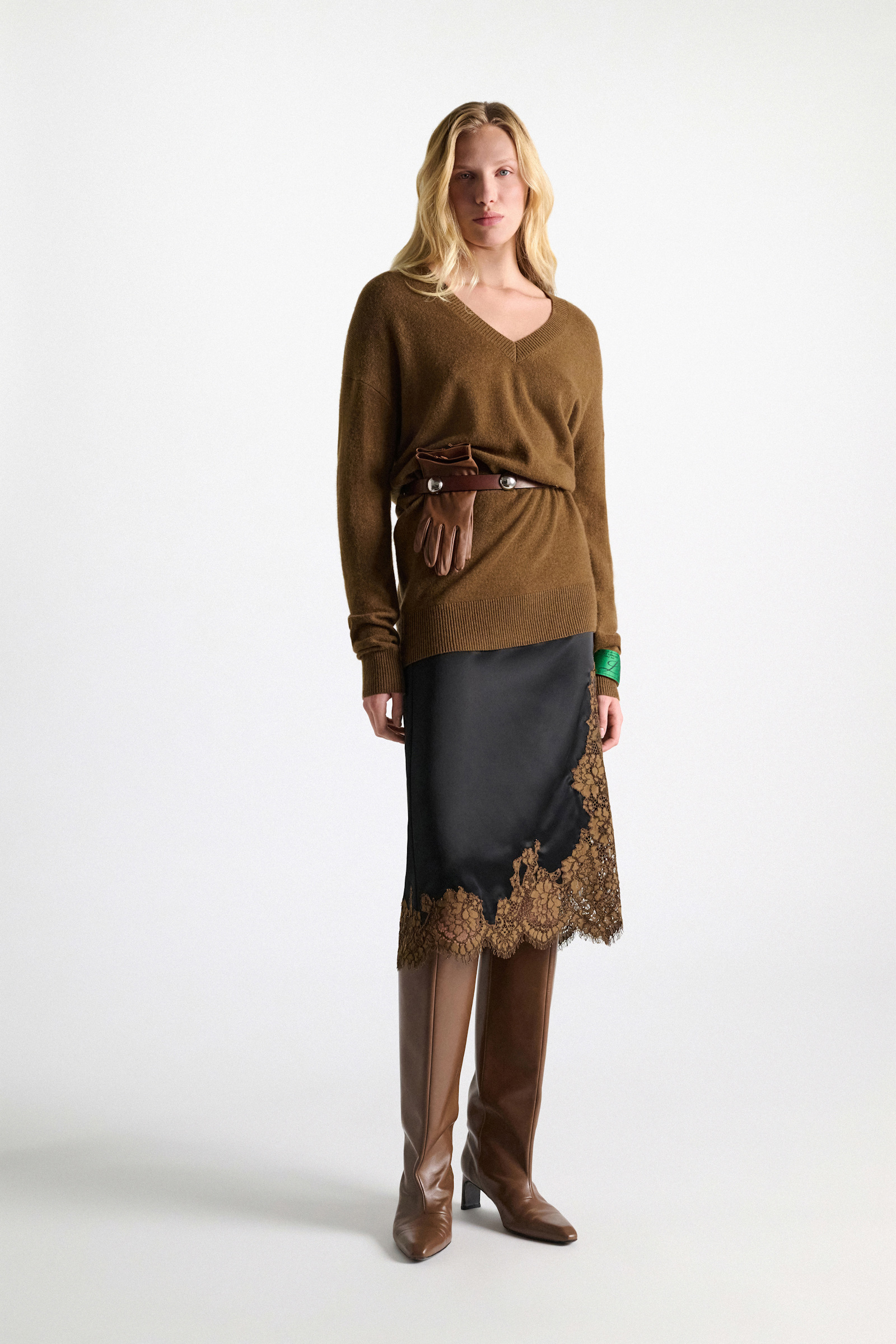 Dorothee Schumacher Pullover mit V-Ausschnitt aus Merino und Kaschmir porcini Model Front View