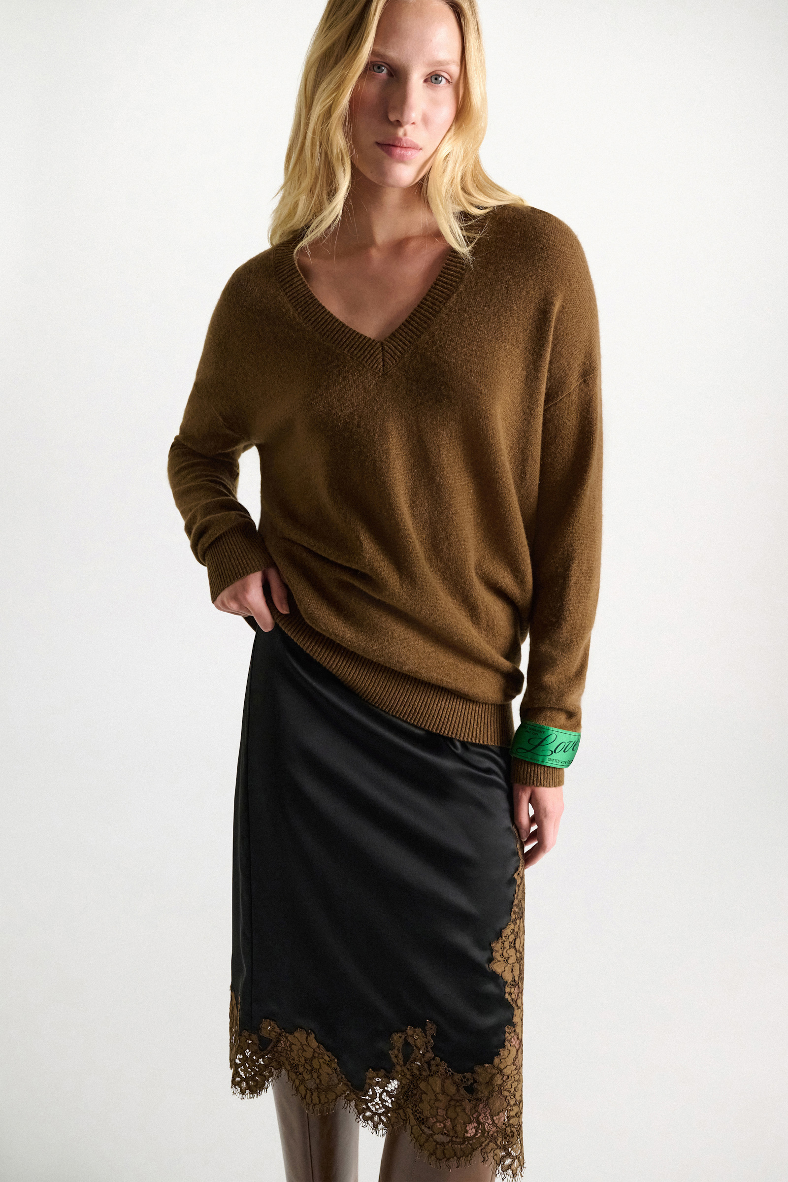 Dorothee Schumacher Pullover mit V-Ausschnitt aus Merino und Kaschmir porcini Model Detail View