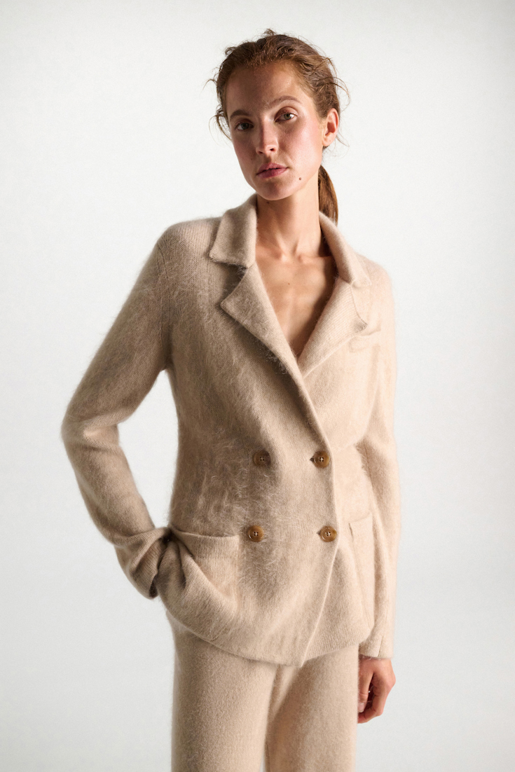 Dorothee Schumacher Merino-cashmere double-breasted blazer make up Model Detail View