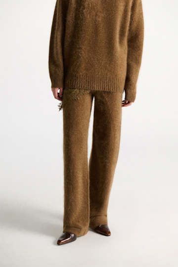 Dorothee Schumacher Merino-cashmere pants porcini Model Detail View