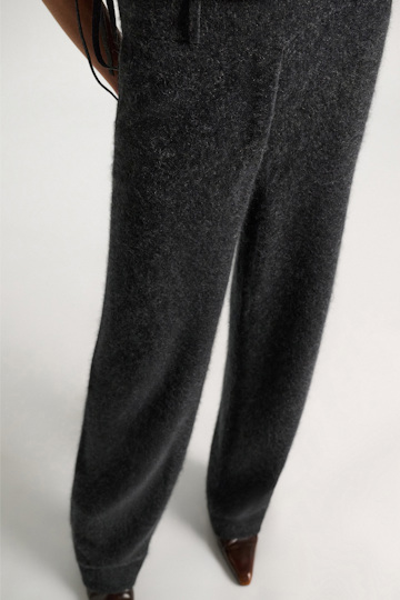Dorothee Schumacher Merino-cashmere pants anthra melange Model Detail View