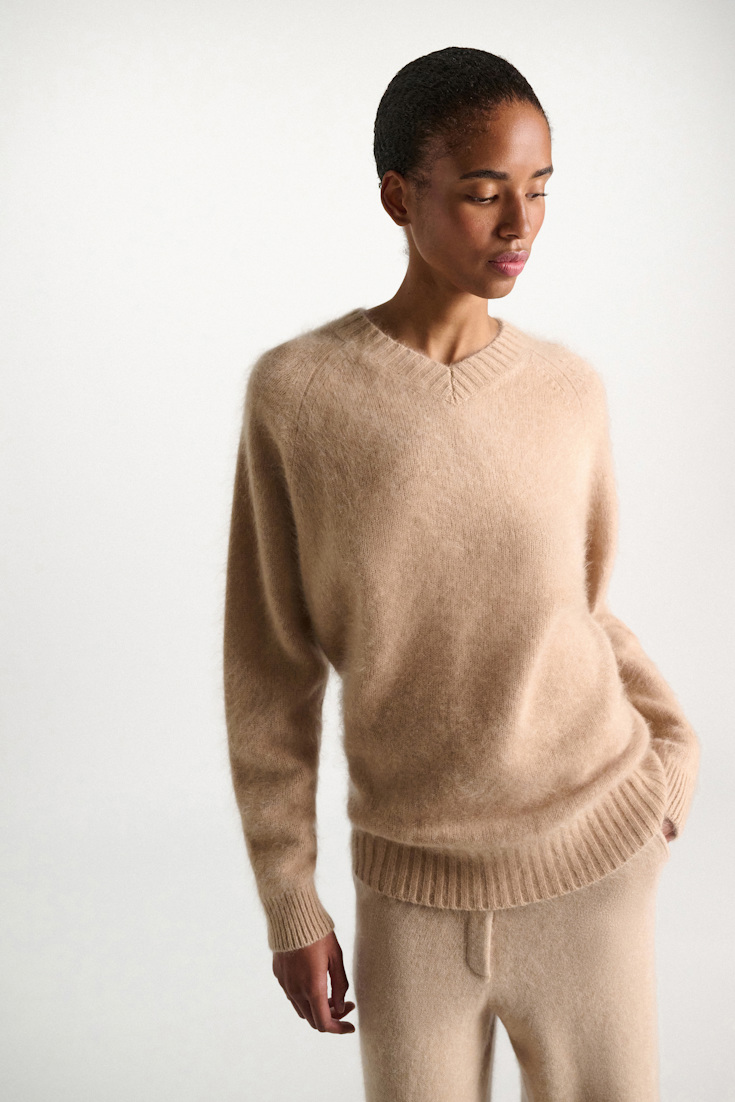 Dorothee Schumacher Pullover mit V-Ausschnitt aus Merino und Kaschmir make up Model Detail View