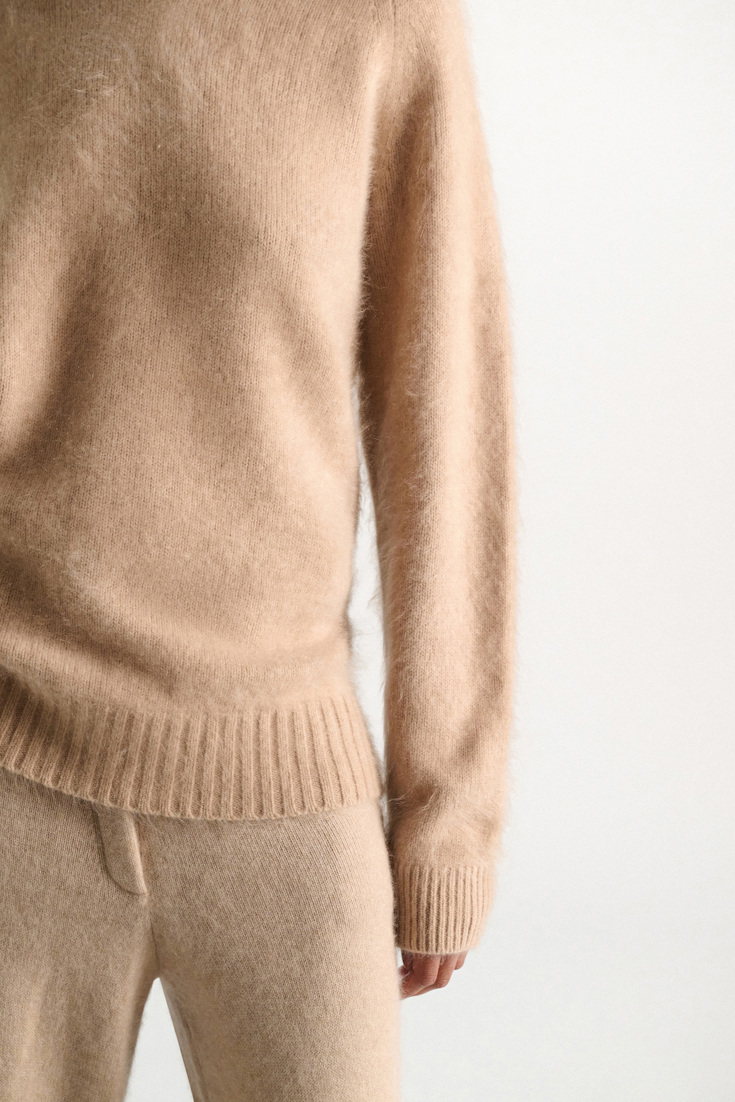 Dorothee Schumacher Pullover mit V-Ausschnitt aus Merino und Kaschmir make up Model Detail View