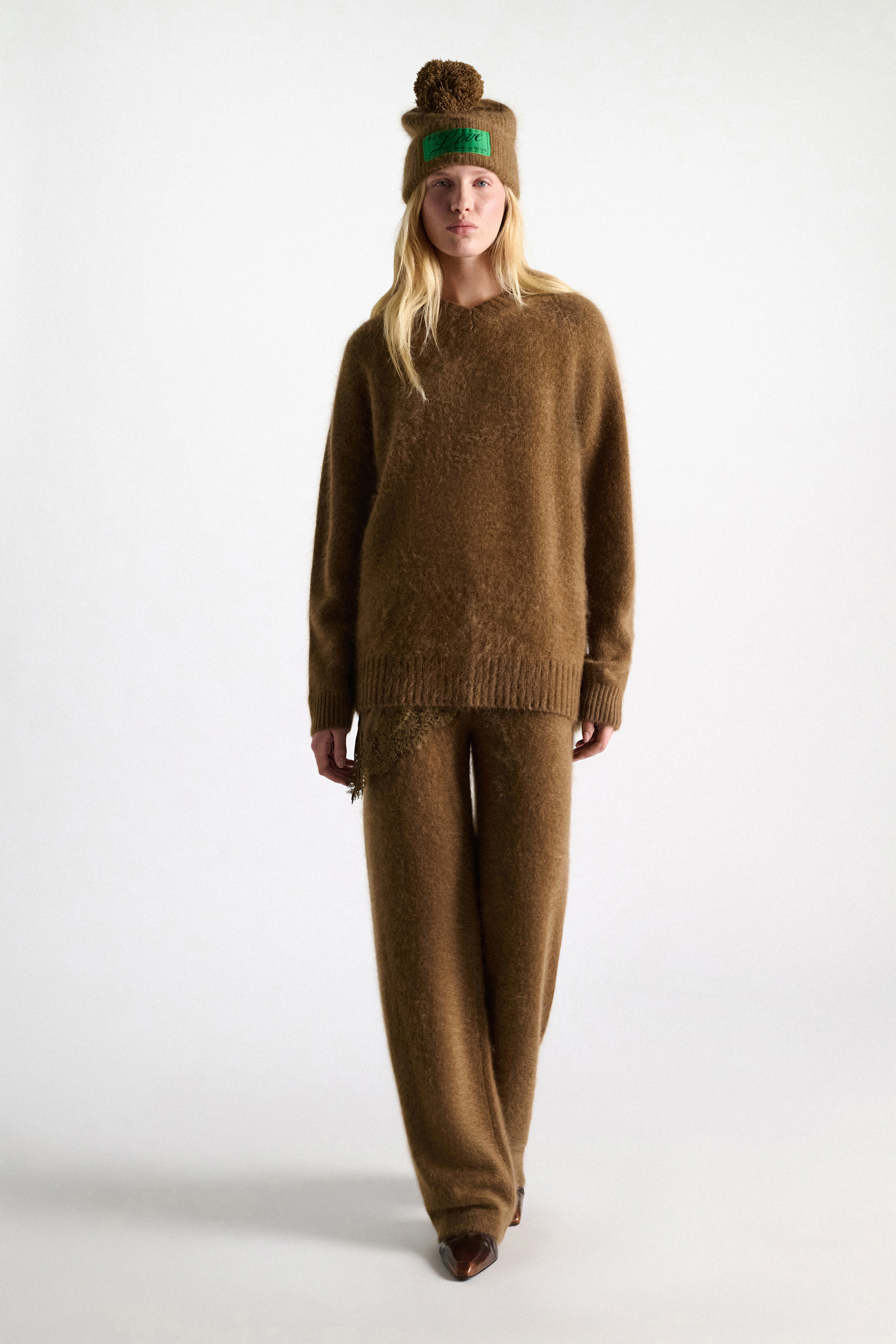 Dorothee Schumacher Pullover mit V-Ausschnitt aus Merino und Kaschmir porcini Model Front View