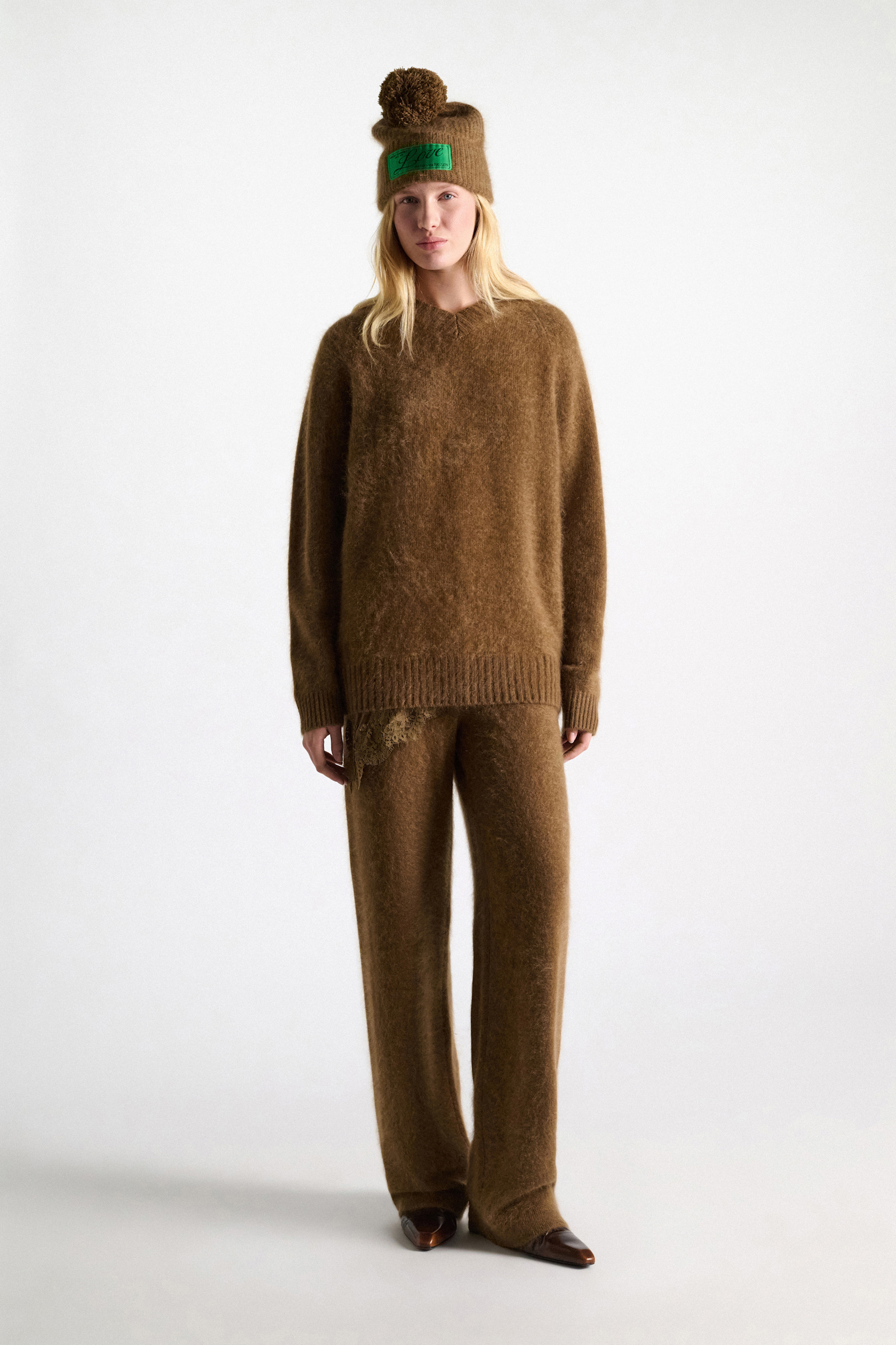 Dorothee Schumacher Pullover mit V-Ausschnitt aus Merino und Kaschmir porcini Model Detail View