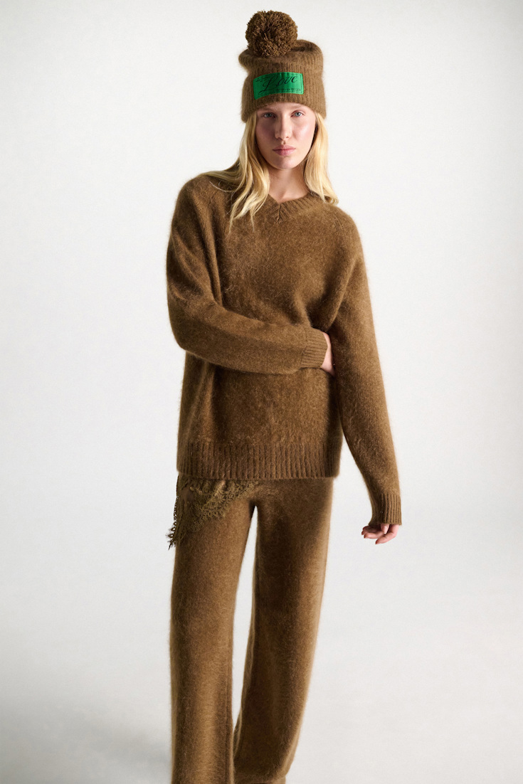 Dorothee Schumacher Pullover mit V-Ausschnitt aus Merino und Kaschmir porcini Model Detail View