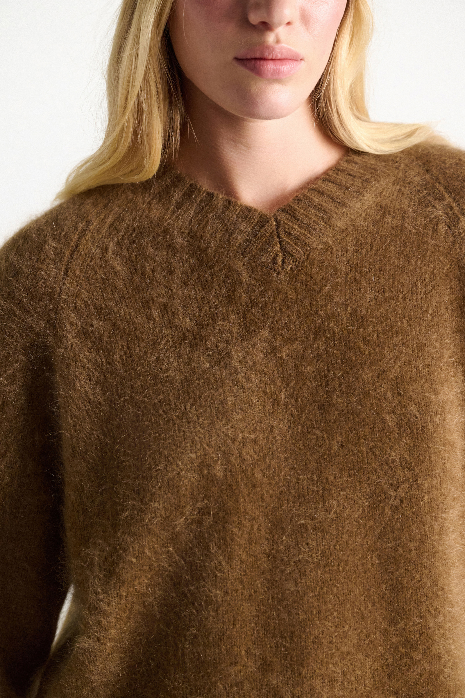 Dorothee Schumacher Pullover mit V-Ausschnitt aus Merino und Kaschmir porcini Model Detail View