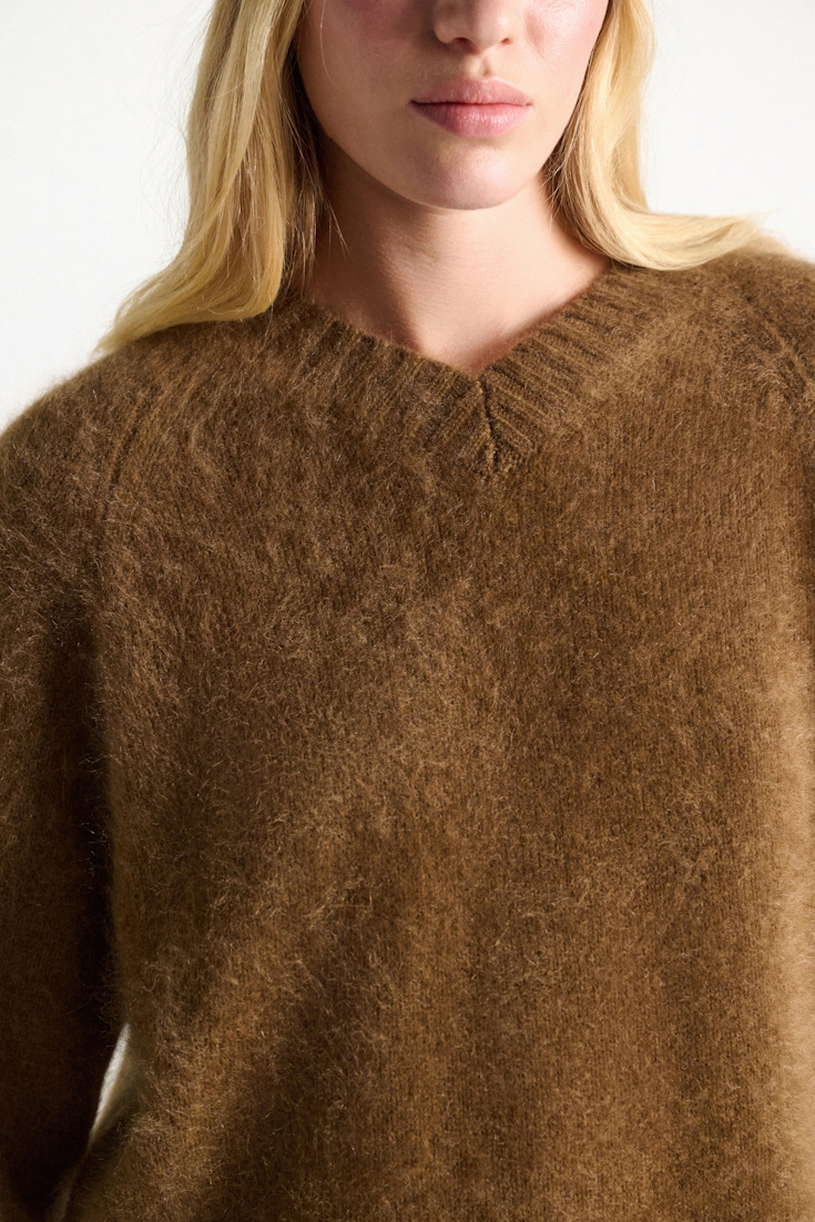 Dorothee Schumacher Pullover mit V-Ausschnitt aus Merino und Kaschmir porcini Model Detail View