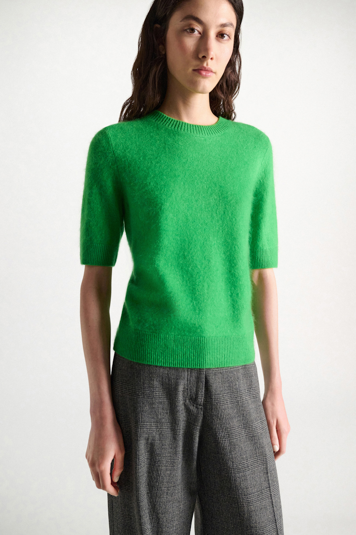 Dorothee Schumacher Pullover mit kurzen Ärmeln aus Merino und Kaschmir wasabi Model Detail View