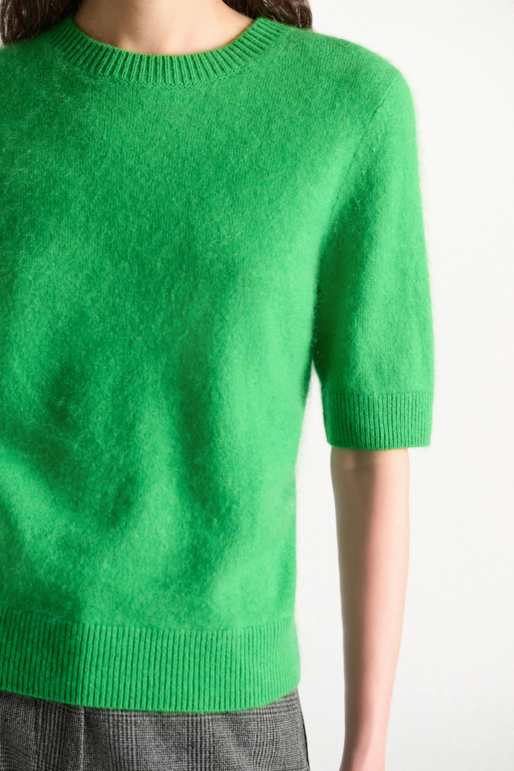 Dorothee Schumacher Pullover mit kurzen Ärmeln aus Merino und Kaschmir wasabi Model Detail View