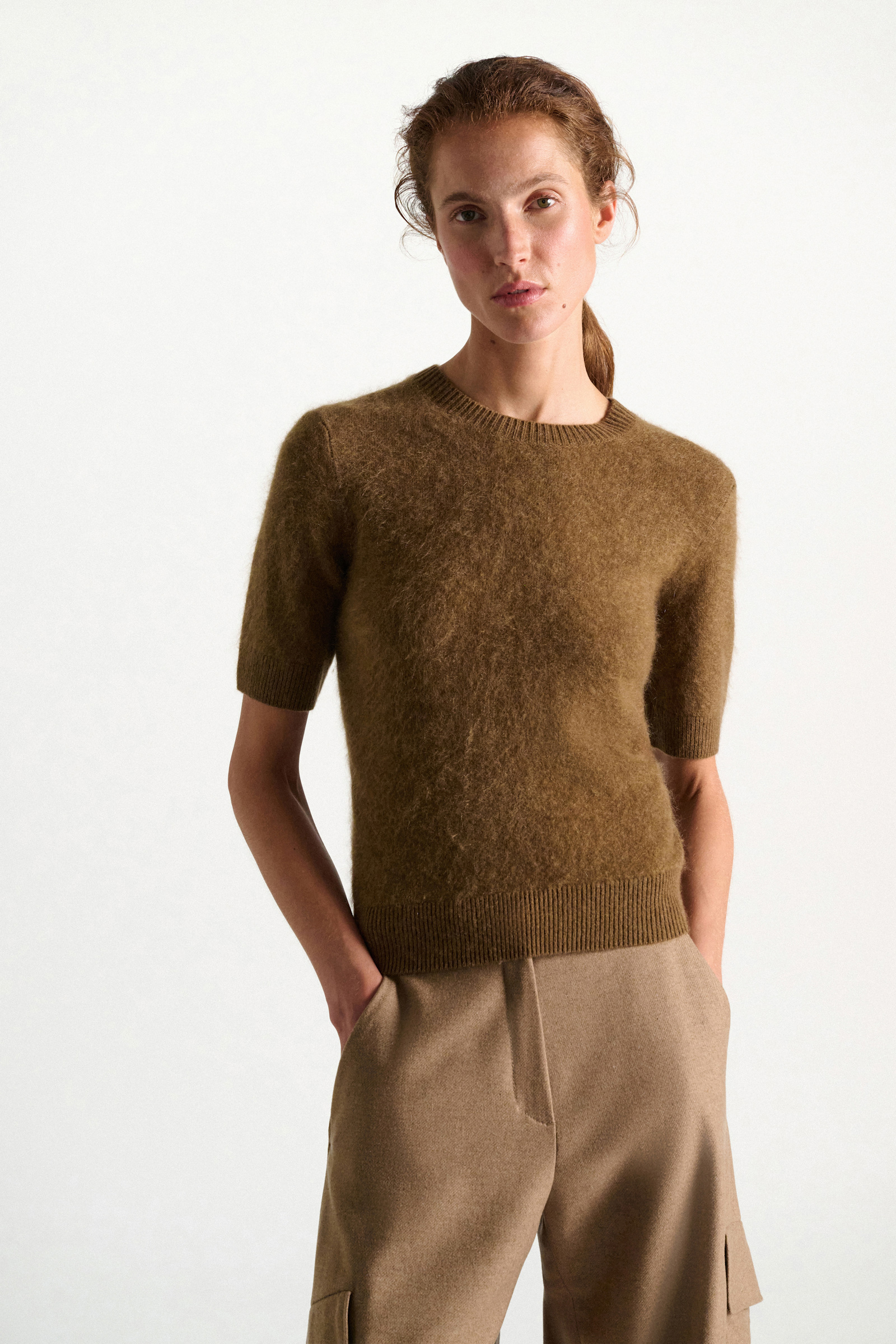Dorothee Schumacher Pullover mit kurzen Ärmeln aus Merino und Kaschmir porcini Model Detail View
