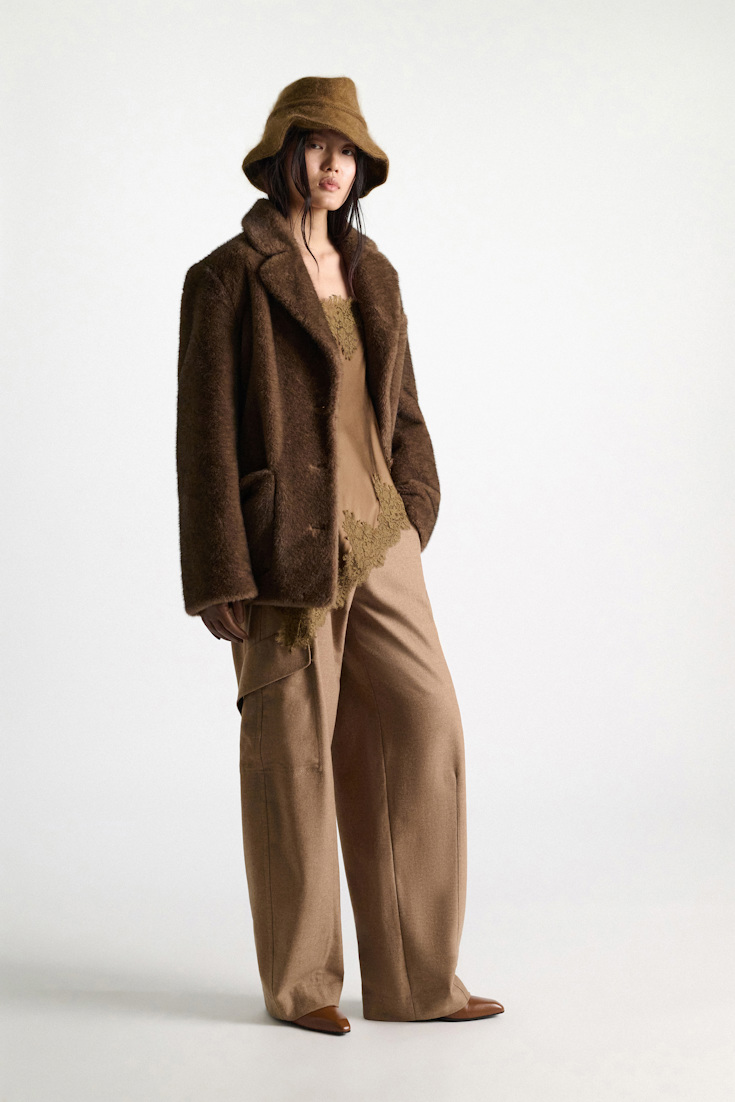Dorothee Schumacher Merino-cashmere bucket hat porcini Model Front View