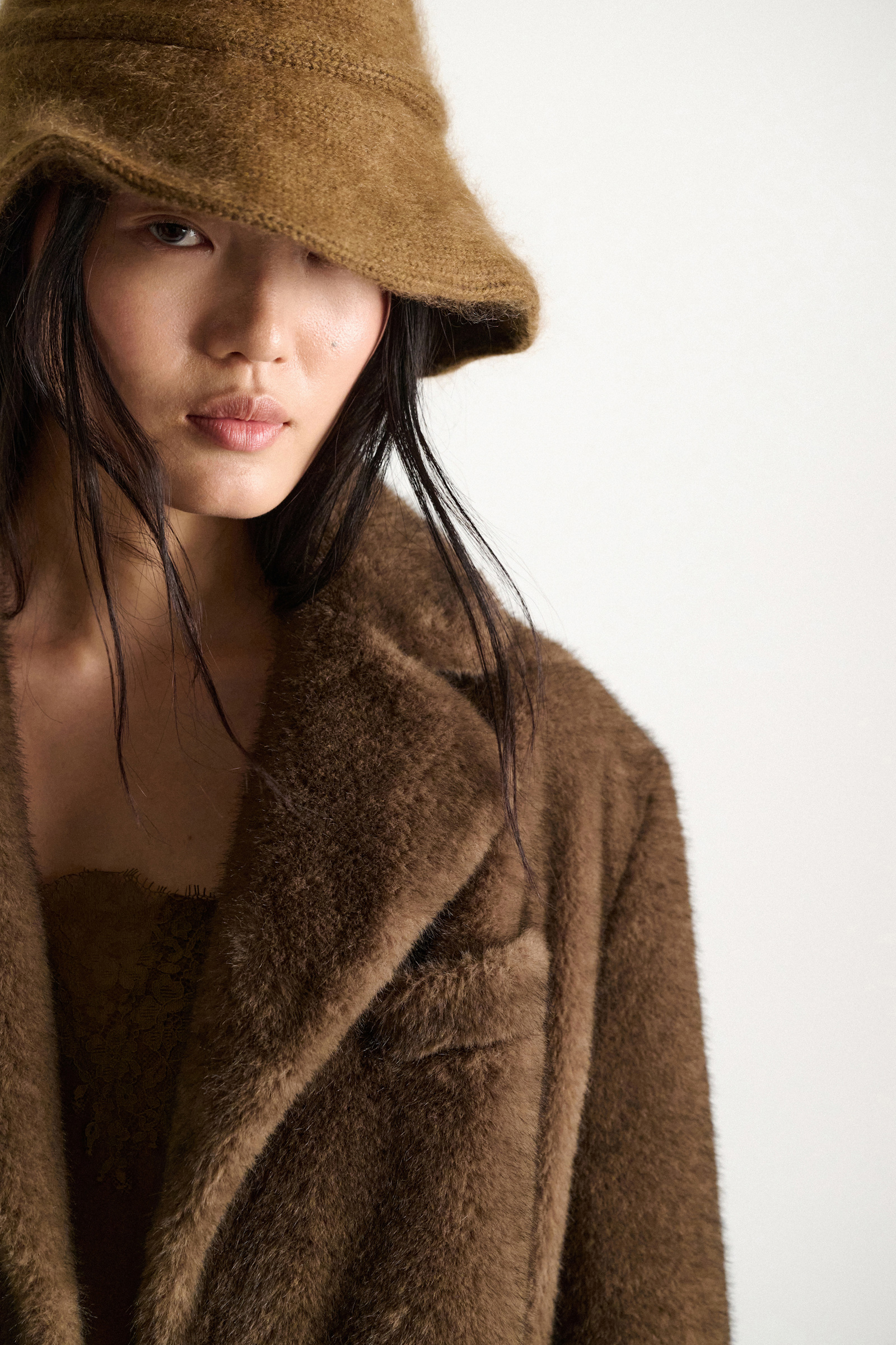Dorothee Schumacher Merino-cashmere bucket hat porcini Model Detail View