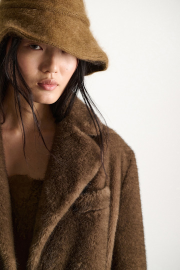Dorothee Schumacher Merino-cashmere bucket hat porcini Model Detail View