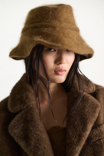 Dorothee Schumacher Merino-cashmere bucket hat porcini Model Detail View